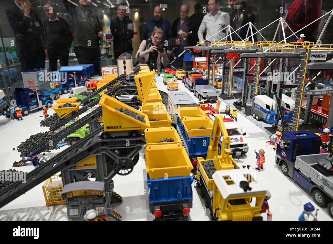 Bonn, Deutschland. 11 Apr, 2019. Ein Hafen aus Playmobil Teile können  gesehen werden während einer Führung durch die Ausstellung 'Playmobil -  Technikgeschichten - Sammlung Oliver Schaffer" Bei der 'Deutsches Museum in  Bonn.