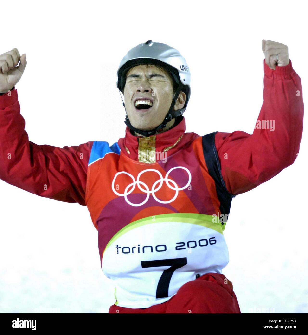 (190411) - Peking, April 11, 2019 (Xinhua) - Datei Foto am 13.02.23, 2006, zeigt, dass Chinas Xiaopeng Han nach seinem Wettbewerb für Antennen Finale in Turin die Olympischen Winterspiele in Italien Männer jubilates genommen. Han Xiaopeng behauptete den Titel und gewann die China das erste olympische Goldmedaille im Schneesport. Senden von Athleten, die Olympischen Spiele in Helsinki zum ersten Mal im Jahr 1952 zu dem Zuschlag 2022 Winter-olympischen Spiele im Jahr 2015 zu bewirten, der Volksrepublik China ging durch eine bemerkenswerte Geschichte des Sports, einschließlich erfolgreich die 2008 Olympischen G Hosting Stockfoto