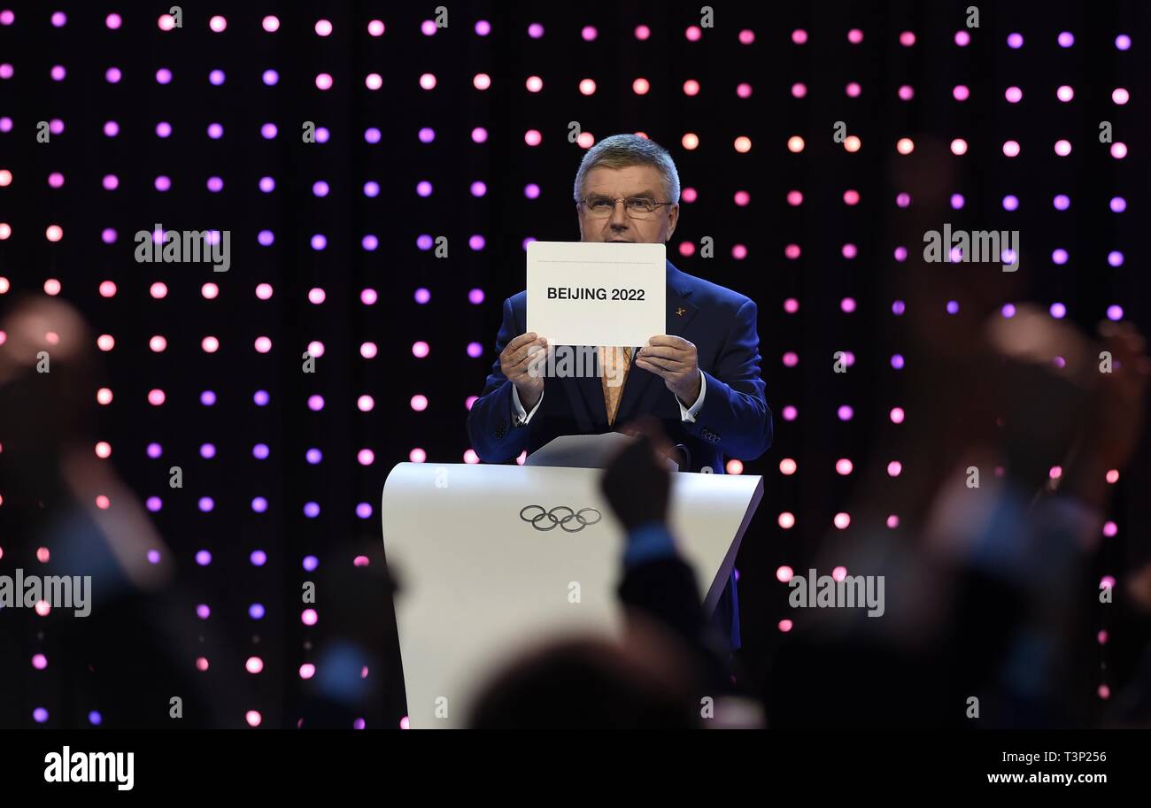 (190411) - Peking, April 11, 2019 (Xinhua) - Datei Foto am 31. Juli, 2015 zeigt Internationale Olympische Komitee (IOC) Präsident Thomas Bach die Karte zeigt mit dem Namen Peking als Gewinner der 2022 Winter Olympic bid Stadt, während die 128 Internationalen Olympischen Komitee (IOC) Tagung in Kuala Lumpur, Malaysia. Senden von Athleten, die Olympischen Spiele in Helsinki zum ersten Mal im Jahr 1952 zu dem Zuschlag 2022 Winter-olympischen Spiele im Jahr 2015 zu bewirten, der Volksrepublik China ging durch eine bemerkenswerte Geschichte des Sports, einschließlich erfolgreich die 2008 Su hosting Stockfoto