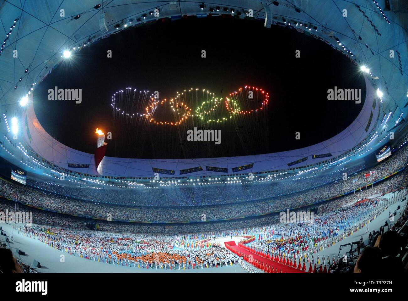 (190411) - Peking, April 11, 2019 (Xinhua) - Foto auf Aug 8, 2008 zeigt das Feuerwerk in der Form der Olympischen Ringe während der Eröffnungsfeier der Olympischen Spiele in Peking genommen in der National Stadium, auch als der Bird's Nest bekannt, im Norden von Peking, China. Senden von Athleten, die Olympischen Spiele in Helsinki zum ersten Mal im Jahr 1952 zu dem Zuschlag 2022 Winter-olympischen Spiele im Jahr 2015 zu bewirten, der Volksrepublik China ging durch eine bemerkenswerte Geschichte des Sports, einschließlich erfolgreich das Hosting der Olympische Sommerspiele 2008 und die Vorbereitung für den kommenden Winter 2022 O Stockfoto