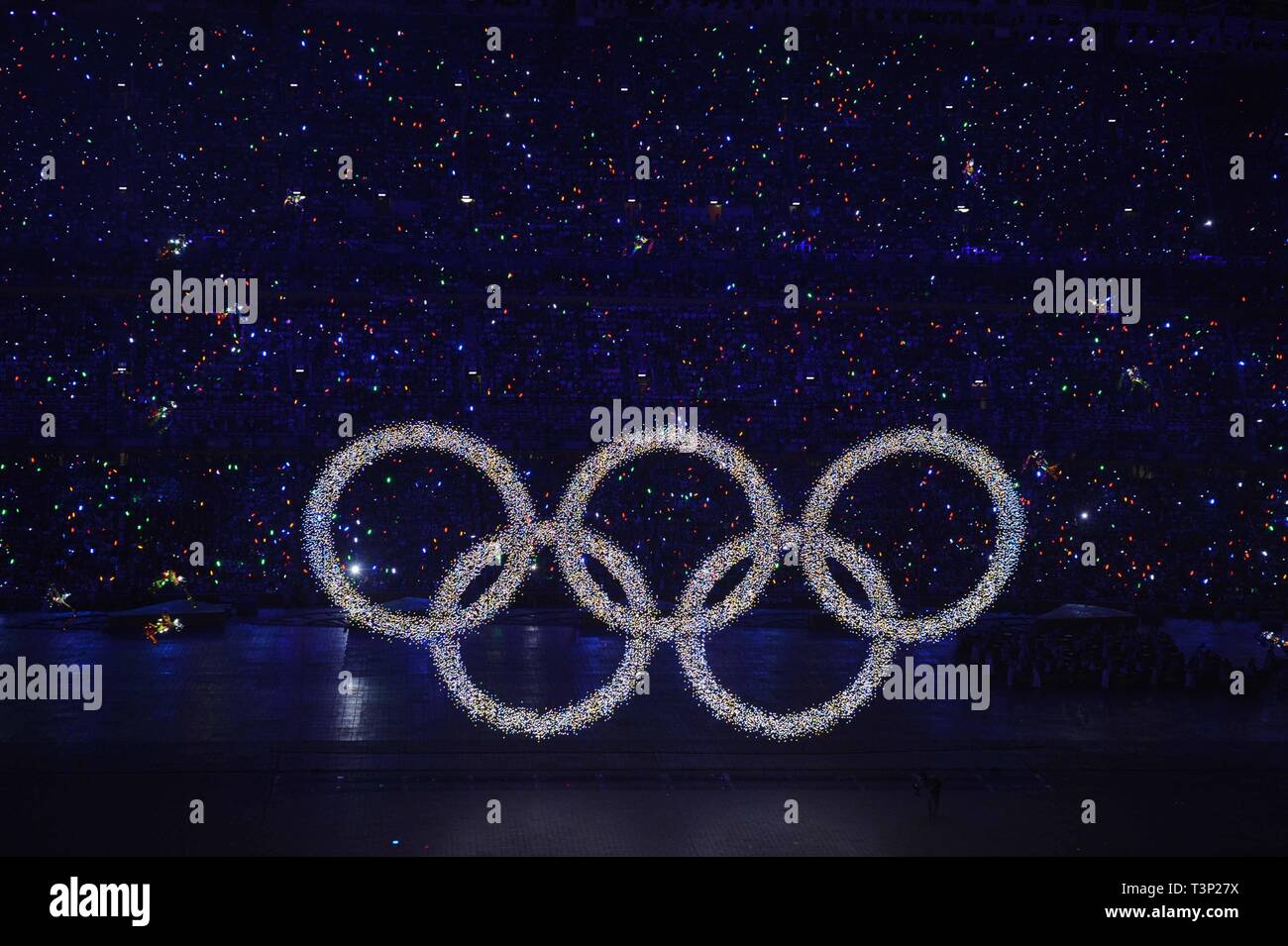 (190411) - Peking, April 11, 2019 (Xinhua) - Foto auf Aug 8, 2008 zeigt das glänzende Olympische Ringe auf einem großen LED-Bildschirm, verkünden die Ankunft der Olympiade, bei der Eröffnungsfeier der Olympischen Spiele 2008 in Peking im Nationalstadion oder das Bird's Nest, Peking, der Hauptstadt von China. Senden von Athleten, die Olympischen Spiele in Helsinki zum ersten Mal im Jahr 1952 zu dem Zuschlag 2022 Winter-olympischen Spiele im Jahr 2015 zu bewirten, der Volksrepublik China ging durch eine bemerkenswerte Geschichte des Sports, einschließlich erfolgreich das Hosting der Olympische Sommerspiele 2008 und Vorbereitung Stockfoto