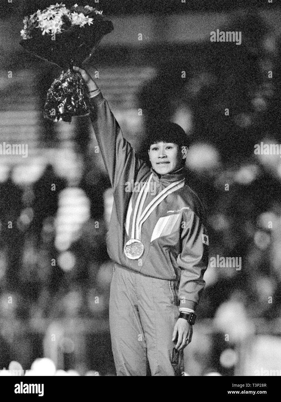 (190411) - Peking, April 11, 2019 (Xinhua) - Datei Foto am 13.02.10, 1992 zeigt die Zweitplatzierten Ihr qiaobo Feiern auf dem Podium während der Verleihung der Frauen 500 m Eisschnelllauf bei den Olympischen Winterspielen 1992 in Albertville. Es war Chinas erste olympische Medaille. Senden von Athleten, die Olympischen Spiele in Helsinki zum ersten Mal im Jahr 1952 zu dem Zuschlag 2022 Winter-olympischen Spiele im Jahr 2015 zu bewirten, der Volksrepublik China ging durch eine bemerkenswerte Geschichte des Sports, einschließlich erfolgreich das Hosting der Olympische Sommerspiele 2008 und Vorbereitung der Stockfoto