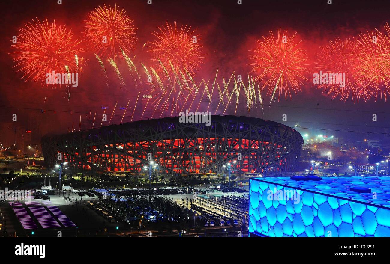 (190411) - Peking, April 11, 2019 (Xinhua) - Datei Foto am 8. August, 2008 zeigt das Feuerwerk während der Eröffnungsfeier der Olympischen Spiele in Peking in der nationalen Stadium statt, auch als der Bird's Nest, in Peking, der Hauptstadt von China bekannt. Senden von Athleten, die Olympischen Spiele in Helsinki zum ersten Mal im Jahr 1952 zu dem Zuschlag 2022 Winter-olympischen Spiele im Jahr 2015 zu bewirten, der Volksrepublik China ging durch eine bemerkenswerte Geschichte des Sports, einschließlich erfolgreich das Hosting der Olympische Sommerspiele 2008 und die Vorbereitung auf die kommenden Olympischen Winterspiele 2022 G Stockfoto