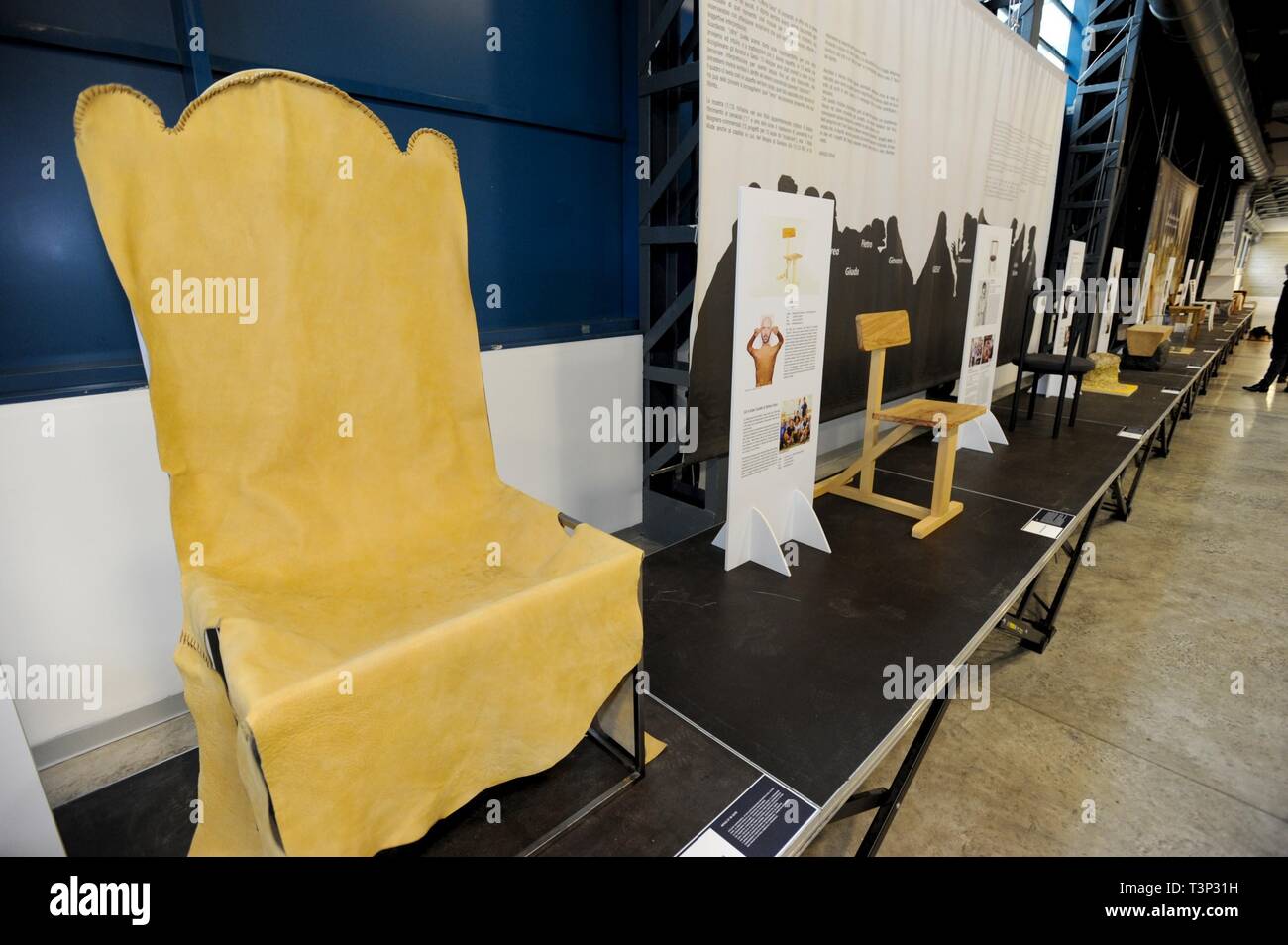 Raum Mil Prasentation Ausserhalb Der Salon Die 13 Stuhle