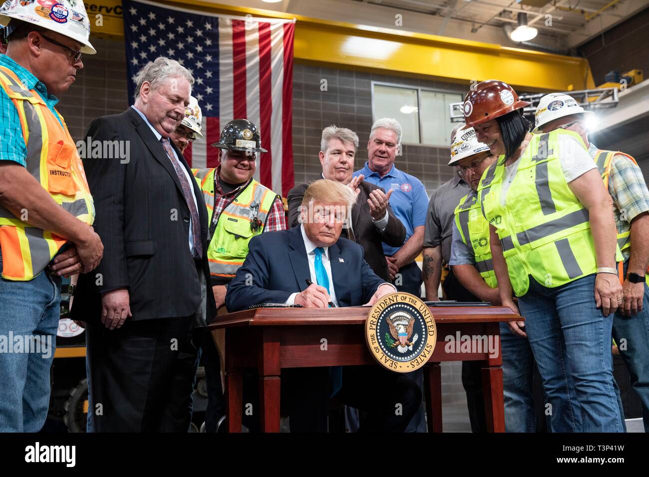 Crosby, Vereinigten Staaten von Amerika. 10 Apr, 2019. Us-Präsident Donald Trump Präsident unterzeichnet und Executive Order Lockerung der Vorschriften für die Gas- und Ölförderung bei einem Besuch der Internationalen Union der Operating Engineers International Training und Ausbildung Mitte April 10, 2019, im Crosby, Texas. Credit: Planetpix/Alamy leben Nachrichten Stockfoto
