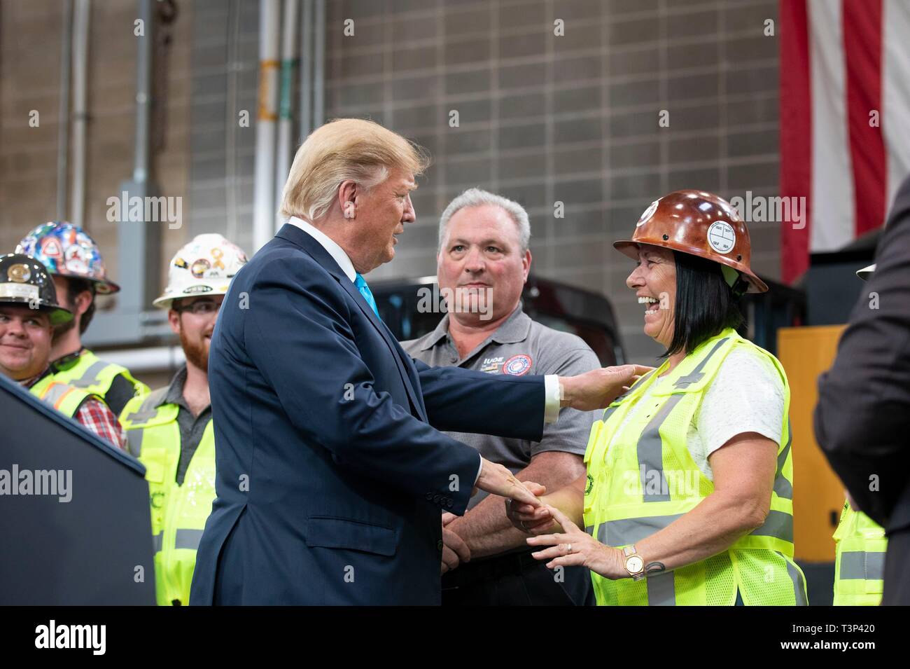 Crosby, Vereinigten Staaten von Amerika. 11 Apr, 2019. Us-Präsident Donald Trump Präsident begrüßt die Union die Mitglieder vor der Masse an die Internationale Union der Operating Engineers International Training und Ausbildung Mitte April 10, 2019, im Crosby, Texas. Credit: Planetpix/Alamy leben Nachrichten Stockfoto