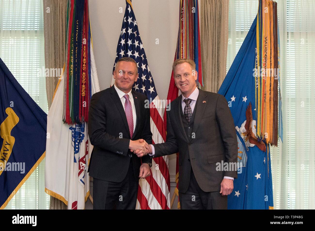 Arlington, Vereinigten Staaten von Amerika. 10 Apr, 2019. Usa handeln Verteidigungsminister Patrick Shanahan, rechts, begrüßt die österreichische Verteidigungsminister Mario Kunasek, links, bei der Ankunft am Pentagon April 10, 2019 in Arlington, Virginia. Credit: Planetpix/Alamy leben Nachrichten Stockfoto