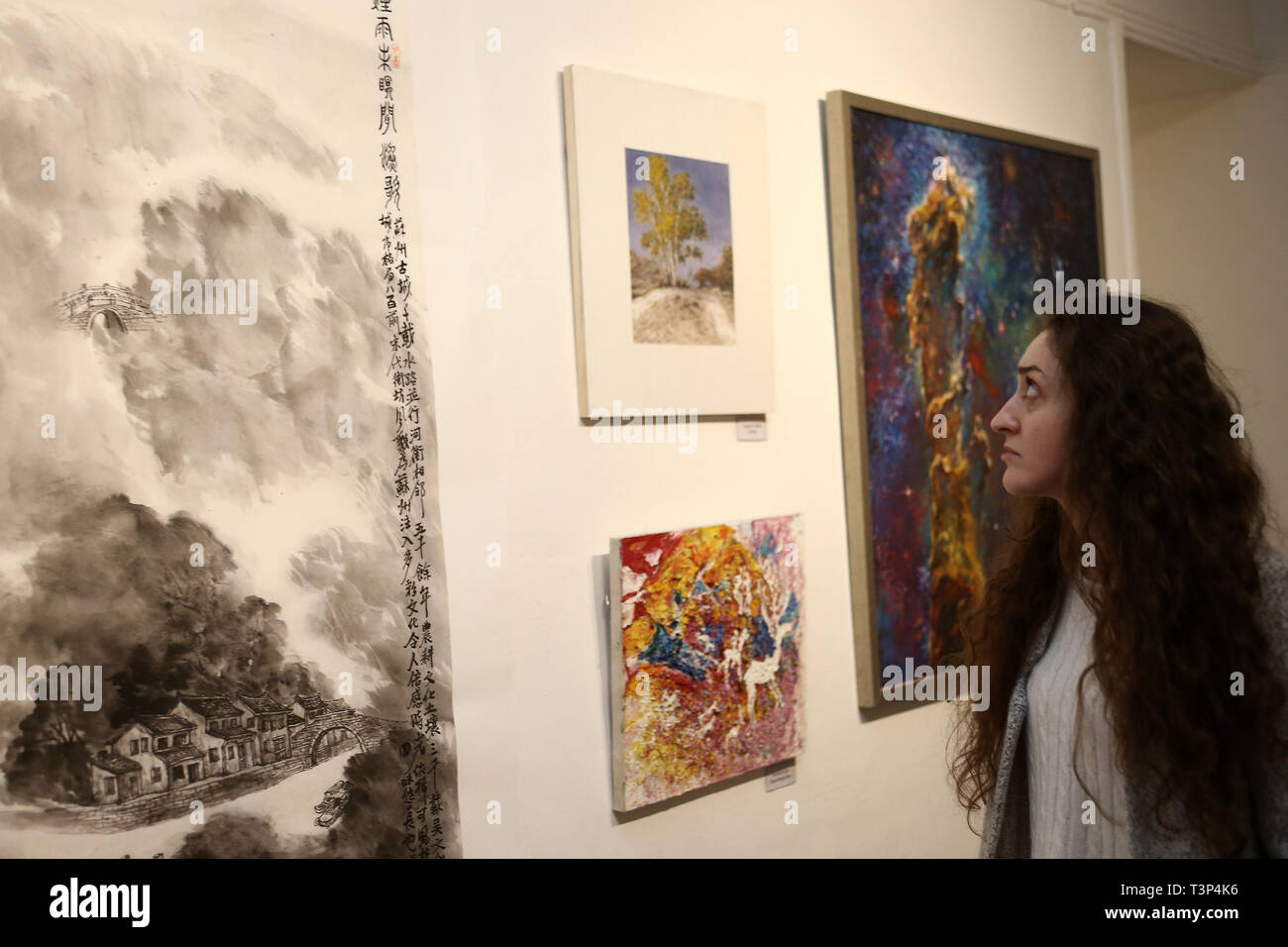 Athen, Griechenland. 10 Apr, 2019. Eine Frau besucht die Ausstellung 'Meditation des Dao" im Zentrum von Athen, Griechenland, am 10. April 2019. Fünf chinesischen zeitgenössischen Künstlern zusammen gearbeitet, um die Chinesische Philosophie 'Dao' zu griechischen Publikum in einer Kunstausstellung im Zentrum von Athen am Mittwoch abend vorzustellen. Gehen mit zeitgenössischen Künstlern der chinesischen Philosophie 'Dao' zu Griechen Einführung in Kunst Ausstellung Credit: Marios Lolos/Xinhua/Alamy leben Nachrichten Stockfoto