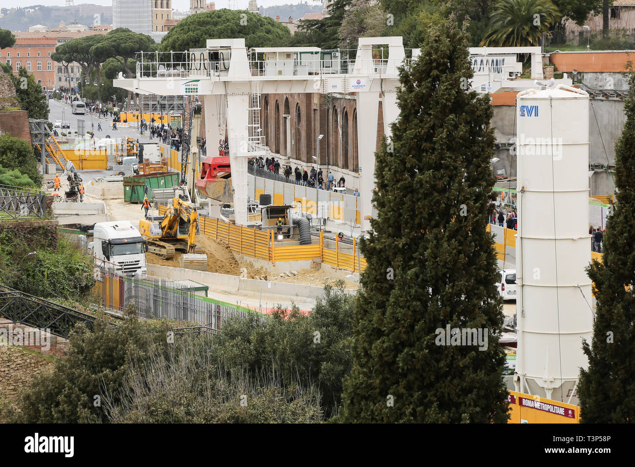 Die Arbeiten an der Rom Metro Linie C Erweiterung weiterhin in der Nähe des Kolosseum, das im Jahr 2022 zu öffnen. Stockfoto