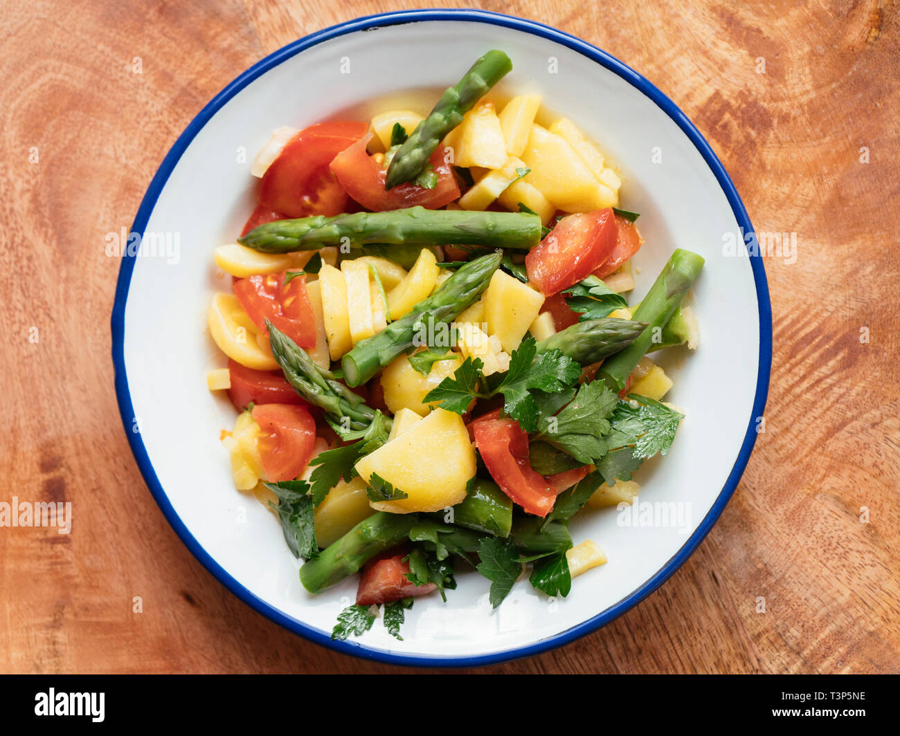 Kartoffelsalat mit Spargel und Tomaten/Paradeiser Stockfoto