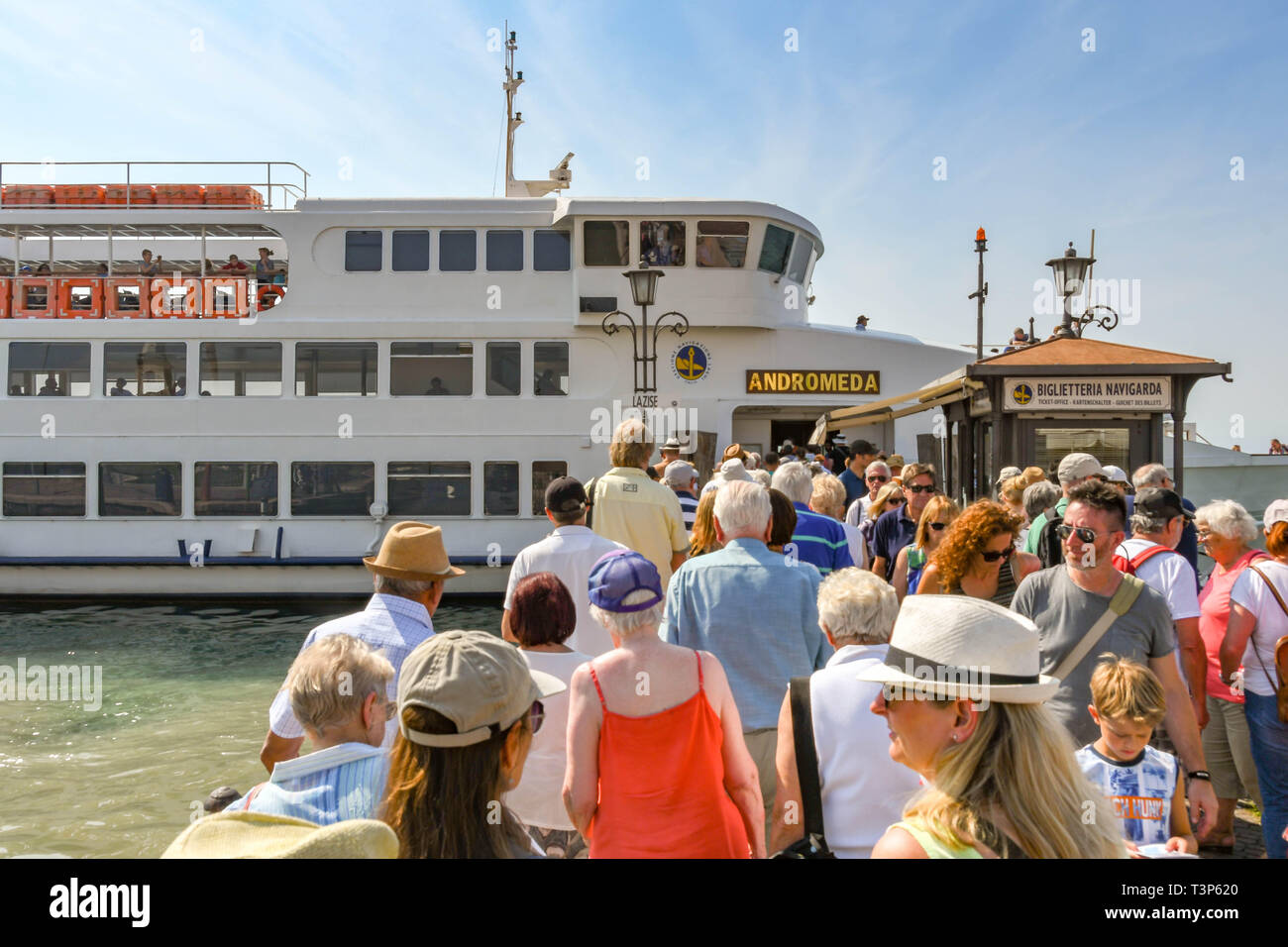 LAZISE, Gardasee, Italien - September 2018: Warteschlange von Menschen warten auf eine Fähre zu Während die Passagiere aussteigen in Lazise am Gardasee. Stockfoto