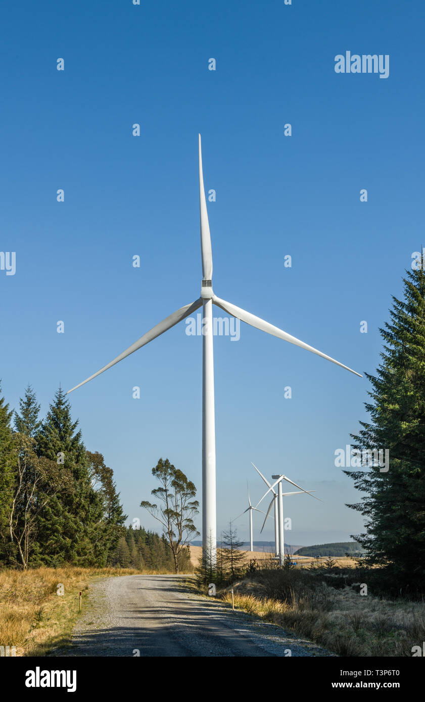 Windkraftanlage zur Stromerzeugung auf den Hügeln über dem Rhondda Valley. Dieser Bereich hat mehrere große Windparks green energy Output zu erhöhen. Stockfoto