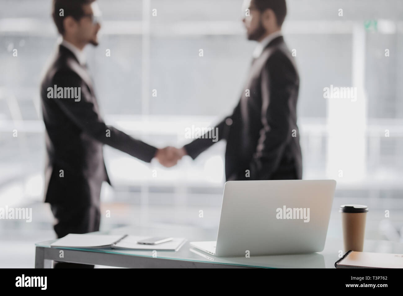 Zwei Geschäftsleute Händeschütteln im Amt als Zeichen der Partnerschaft Stockfoto