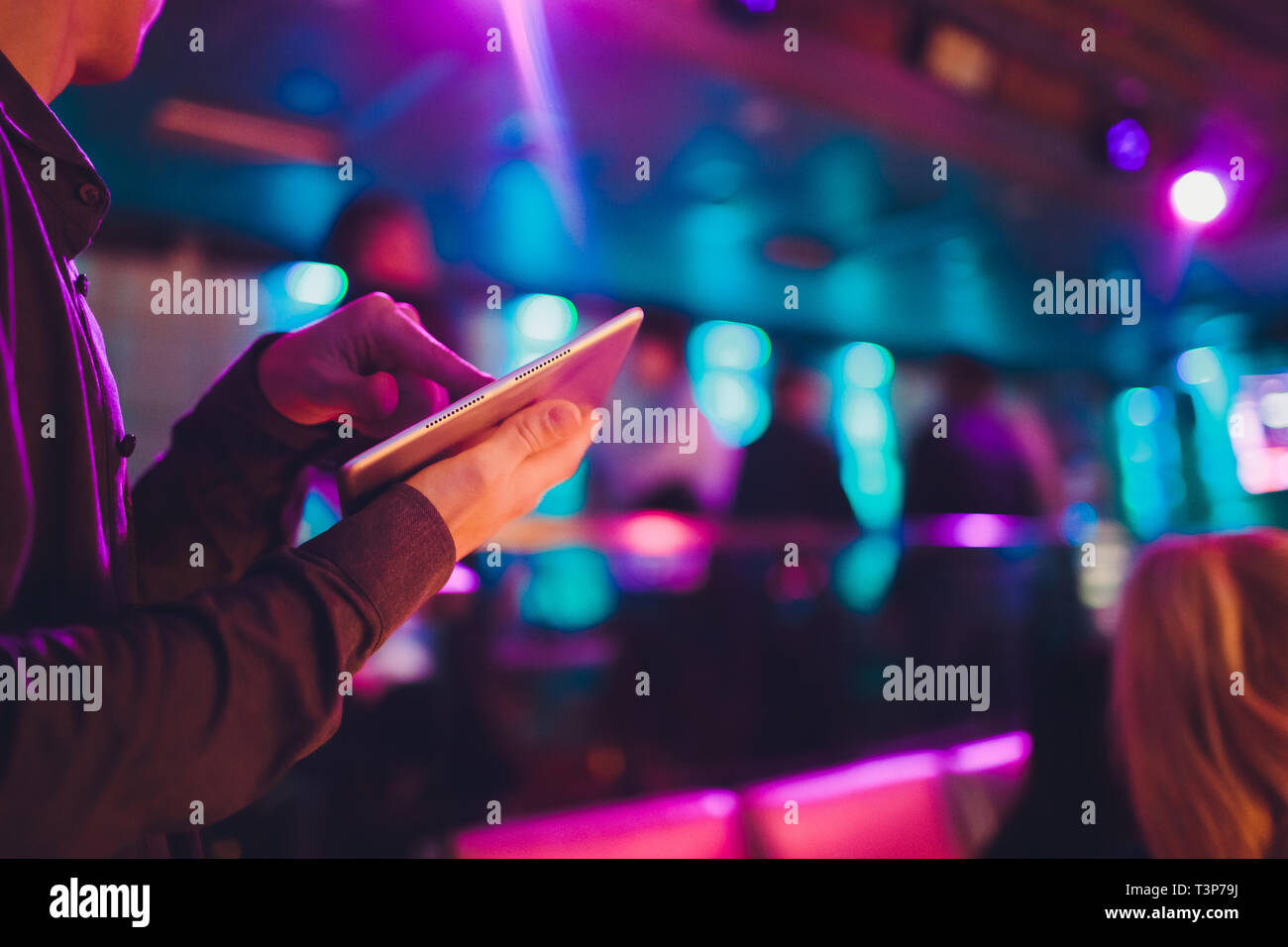 Veranstaltung Tuner Controlling Sound Von Tablet Auf Dem Hintergrund Der Karaoke Bar Stockfotografie Alamy