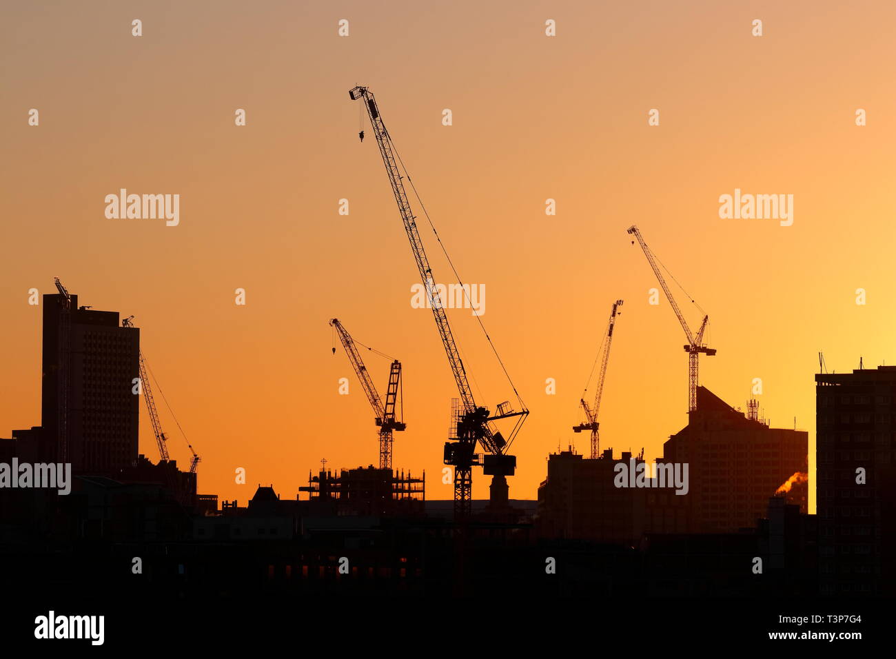 Sonnenaufgang über Leeds Skyline, die derzeit in der Entwicklung. Stockfoto