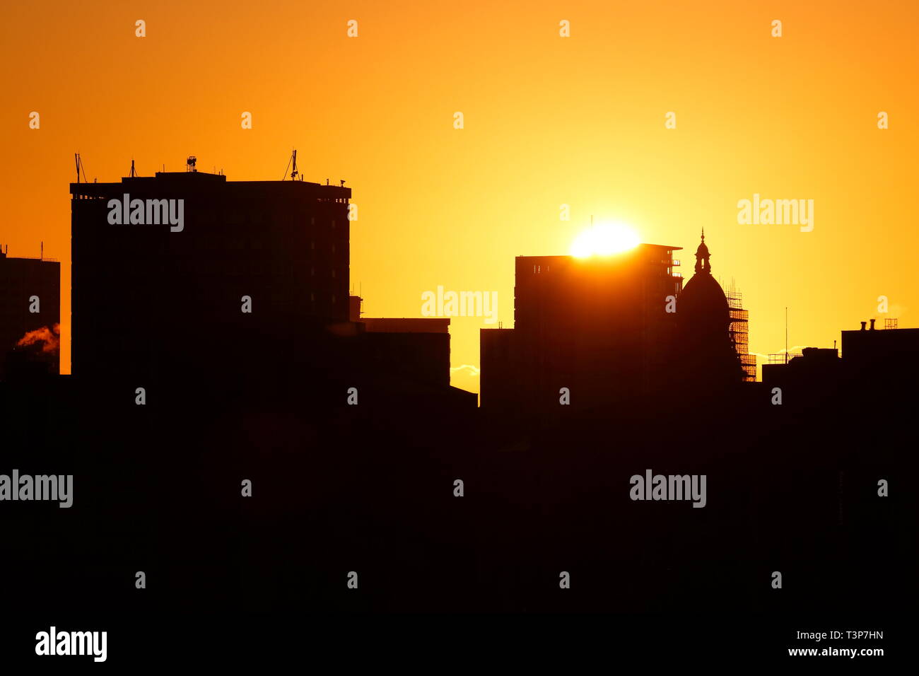 Die aufgehende Sonne hinter Leeds Rathaus Stockfoto