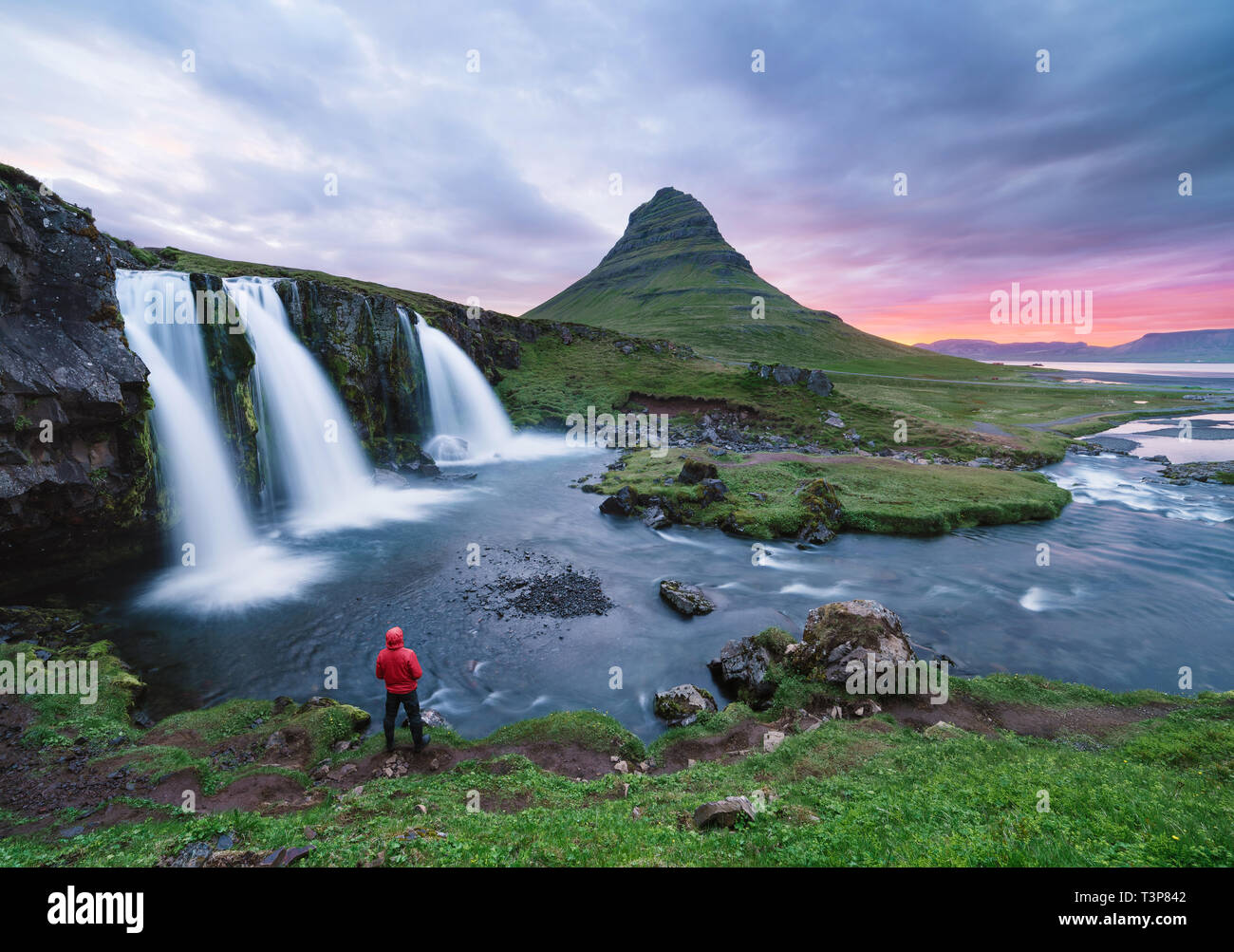 Atemberaubende isländische Landschaft. Kirkjufellsfoss Wasserfall und Kirkjufell Berg. Eine berühmte Touristenattraktion in der Nähe der Stadt Grundarfjordur Stockfoto