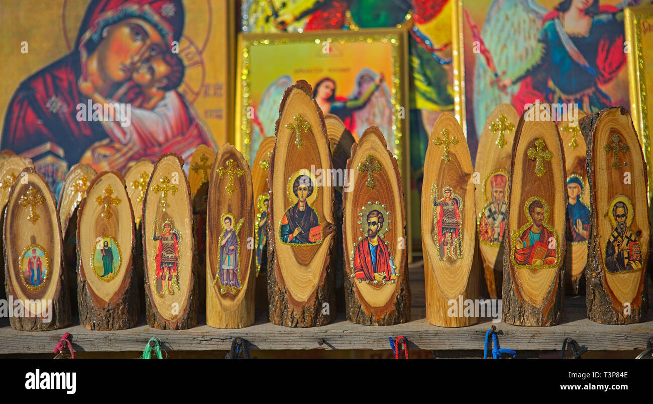 Verschiedene orthodoxe christliche Holzschnitzereien und Symbole auf dem Display an der Markt für Verkauf Stockfoto