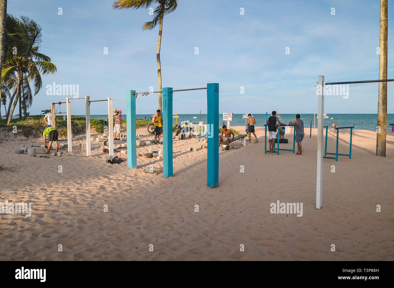 Joao Pessoa - PB, Brasilien - 21. Februar 2019: Open air Gym vor der Tambau Strand. Leute, die Übungen im Fitnessstudio. Strand bodybuilding Gym. Gratis p Stockfoto