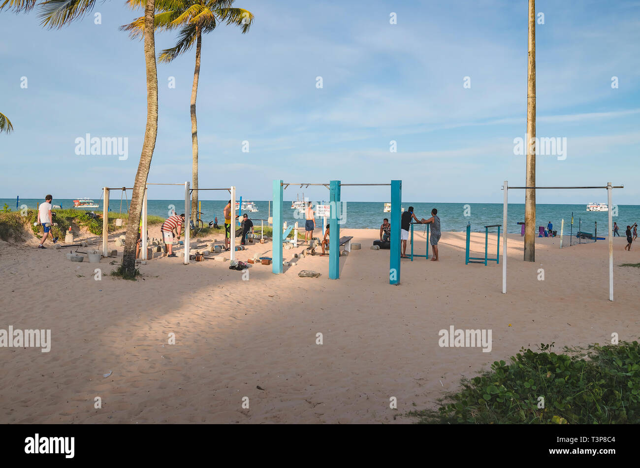 Joao Pessoa - PB, Brasilien - 21. Februar 2019: Open air Gym vor der Tambau Strand. Leute, die Übungen im Fitnessstudio. Strand bodybuilding Gym. Gratis p Stockfoto