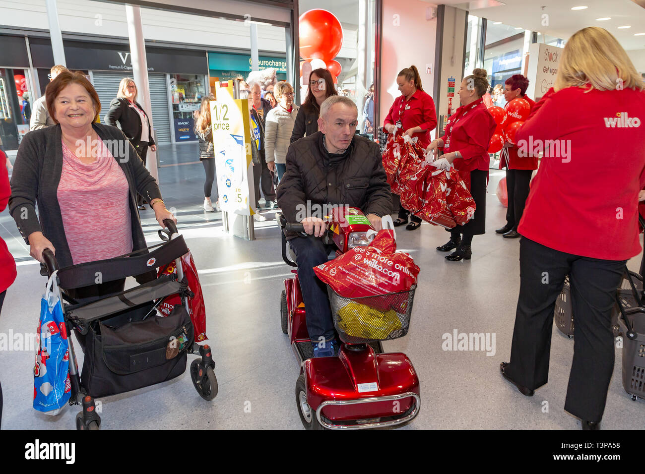 10. April 2019 Grand Opening der neuen WILKO speichern. Die Wilko store in Warrington, Cheshire, England aus dem Cockhedge Zentrum in die Moderne G verschoben Stockfoto