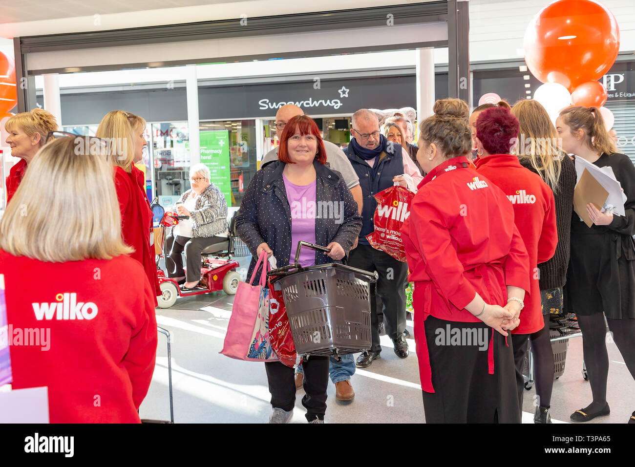 10. April 2019_Grand Opening der neuen WILKO speichern. Die Wilko store in Warrington, Cheshire, England aus dem Cockhedge Zentrum in die Moderne G verschoben Stockfoto