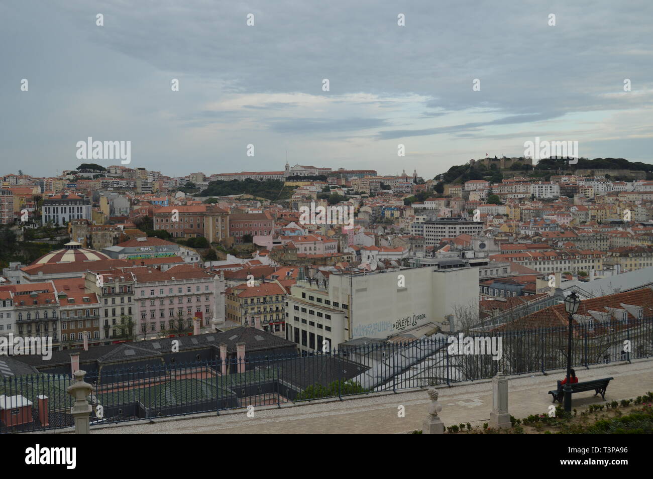 Panoramablick auf das Viertel Alfama von Lissabon und der San Pedro De Alcantara Garten in Lissabon. Natur, Architektur, Geschichte, Street Photography. Ein Stockfoto