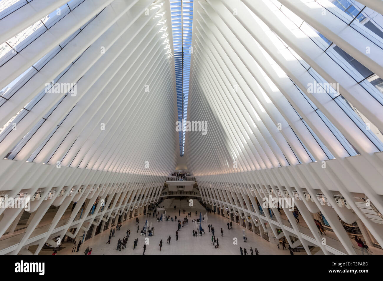 NEW YORK CITY - 25. MÄRZ 2018: Innenansicht des Occulus World Trade Center Station Design von Architekt Manhattan Sehenswürdigkeiten Stockfoto