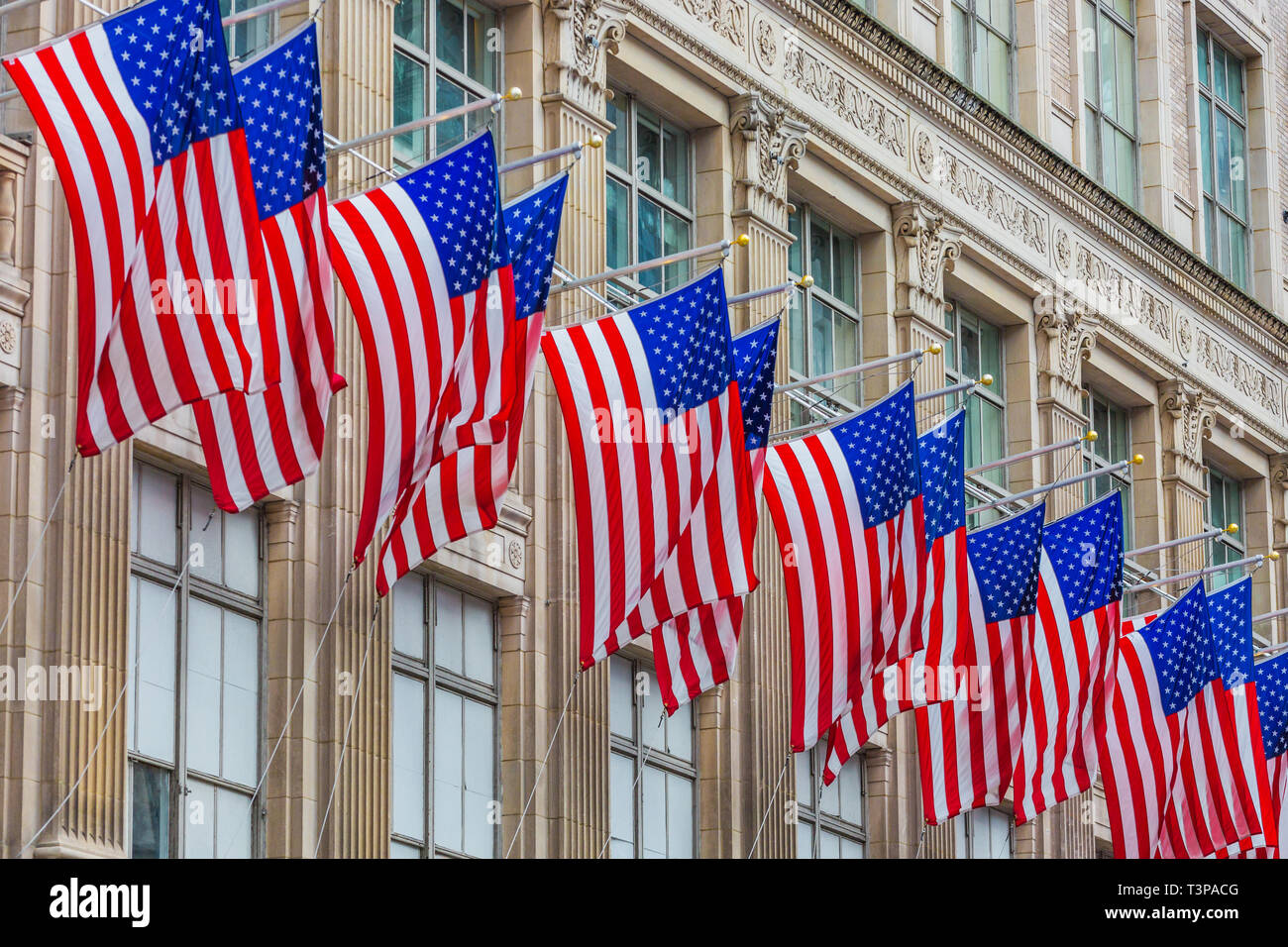 Amerikanische Fahnen floating eines der wichtigsten Wahrzeichen in Manhattan, New York City, USA Stockfoto