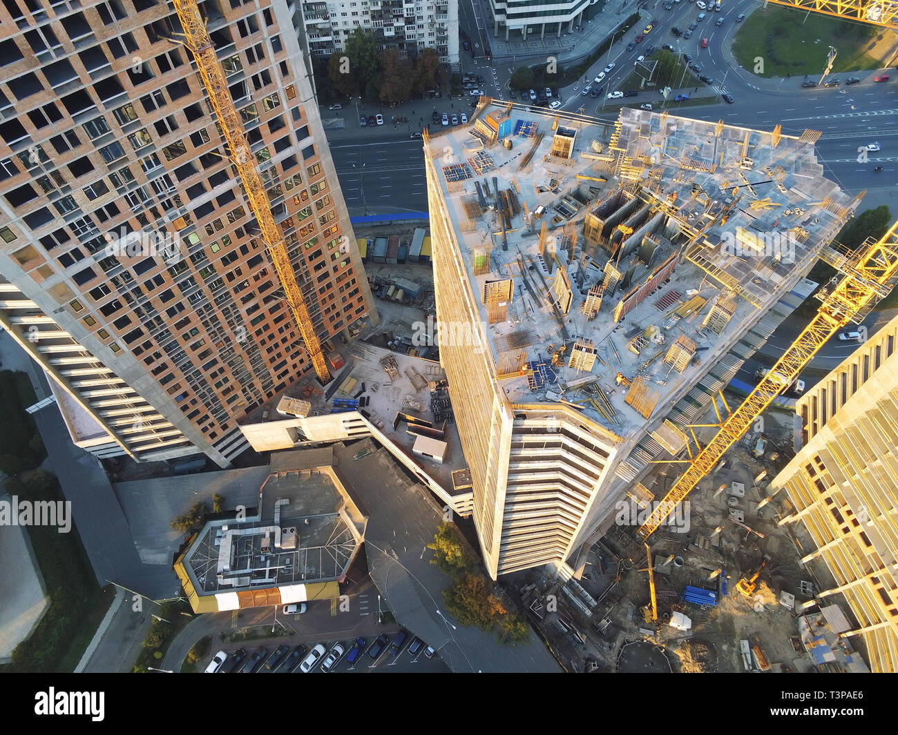 Schleier über metropolis Stadt, mit großen Eisenbahn Kreuzung und Straßen. Rauch und Nebel, die Gebäude der Skyline. Abend natürliche Flare. Schöne Stockfoto
