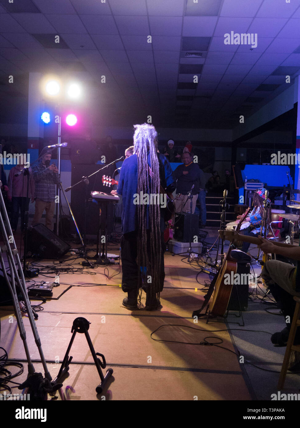 Die Rückseite des Reggae Sänger auf der Bühne in Northampton, Massachusetts. Stockfoto