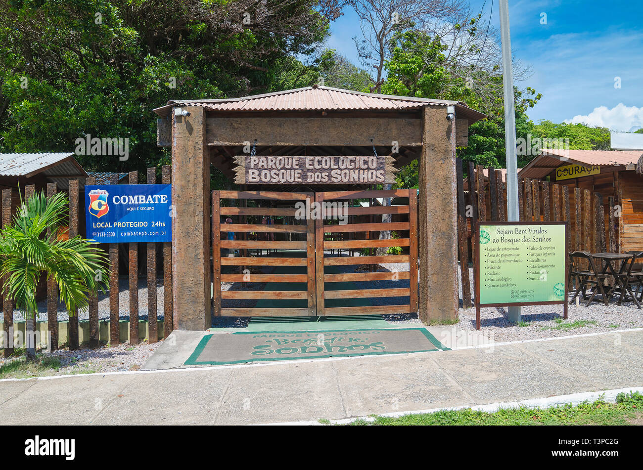 Joao Pessoa - PB, Brasilien - 25. Februar 2019: Eingang der ökologischen Park genannt Bosque Dos Sonhos (Traum Holz). Park, Ort der Erholung Stockfoto