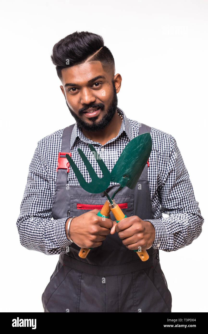 Junge indische stattlichen Gärtner mit Tools auf weißem Hintergrund Stockfoto