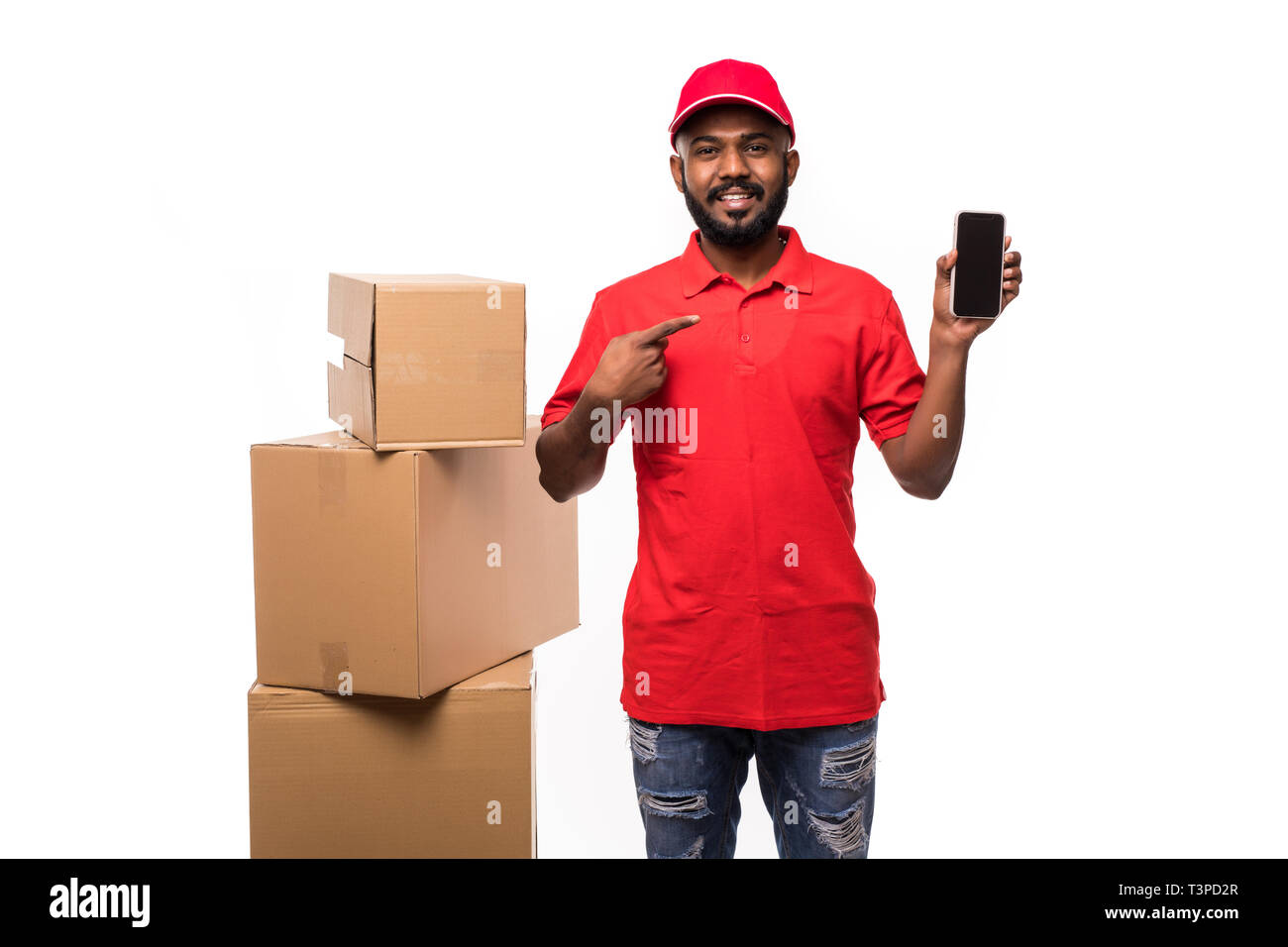 Kurier Mann in Uniform mit Box wies Telefon auf Sie auf weißem Hintergrund Stockfoto