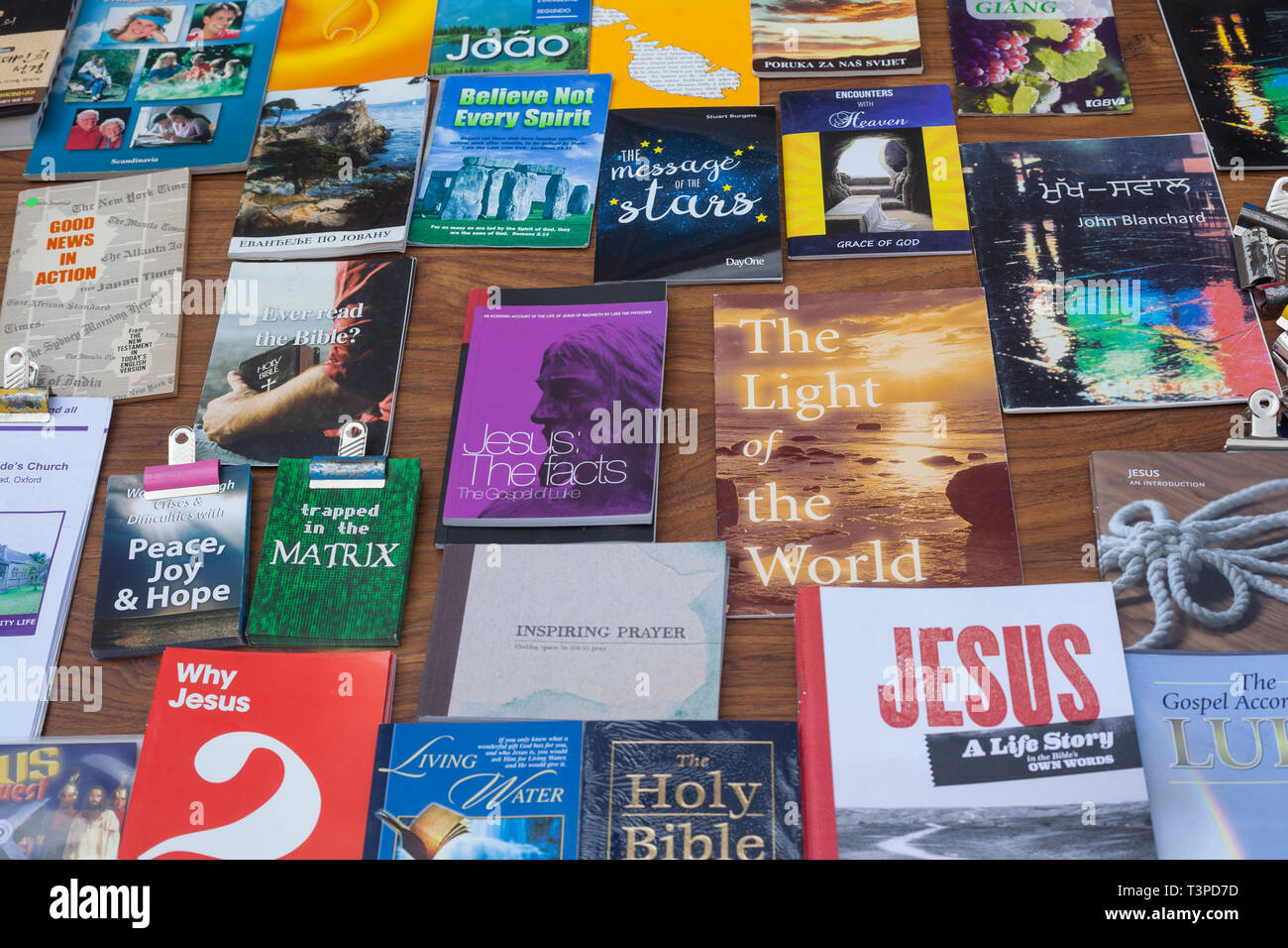 Eine Tabelle mit einer Auswahl an religiösen Broschüren und Bücher Stockfoto