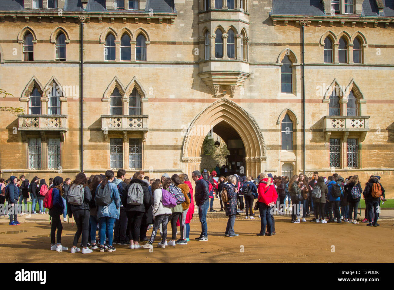 Ausländische Studierende sammeln Eintrag in der Christ Church College, Oxford von der Wiese Gebäude zu erwarten Stockfoto