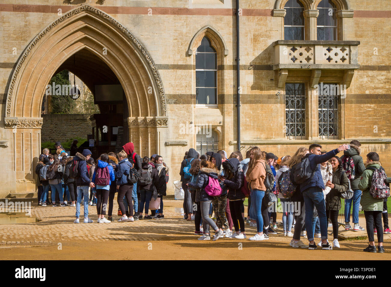 Ausländische Studierende sammeln Eintrag in der Christ Church College, Oxford von der Wiese Gebäude zu erwarten Stockfoto