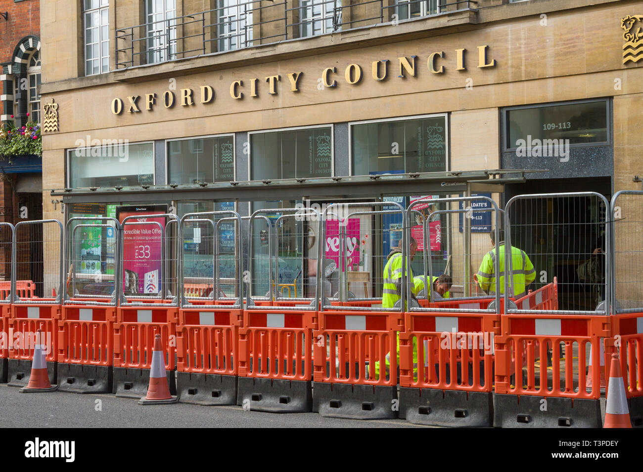 Vor dem Hotel straßenarbeiten Oxford City Rat Büros in St. Aldate's, Oxford Stockfoto