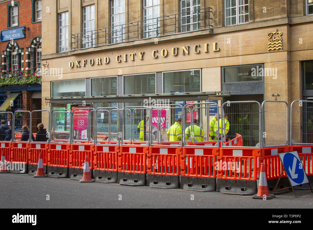 Vor dem Hotel straßenarbeiten Oxford City Rat Büros in St. Aldate's, Oxford Stockfoto