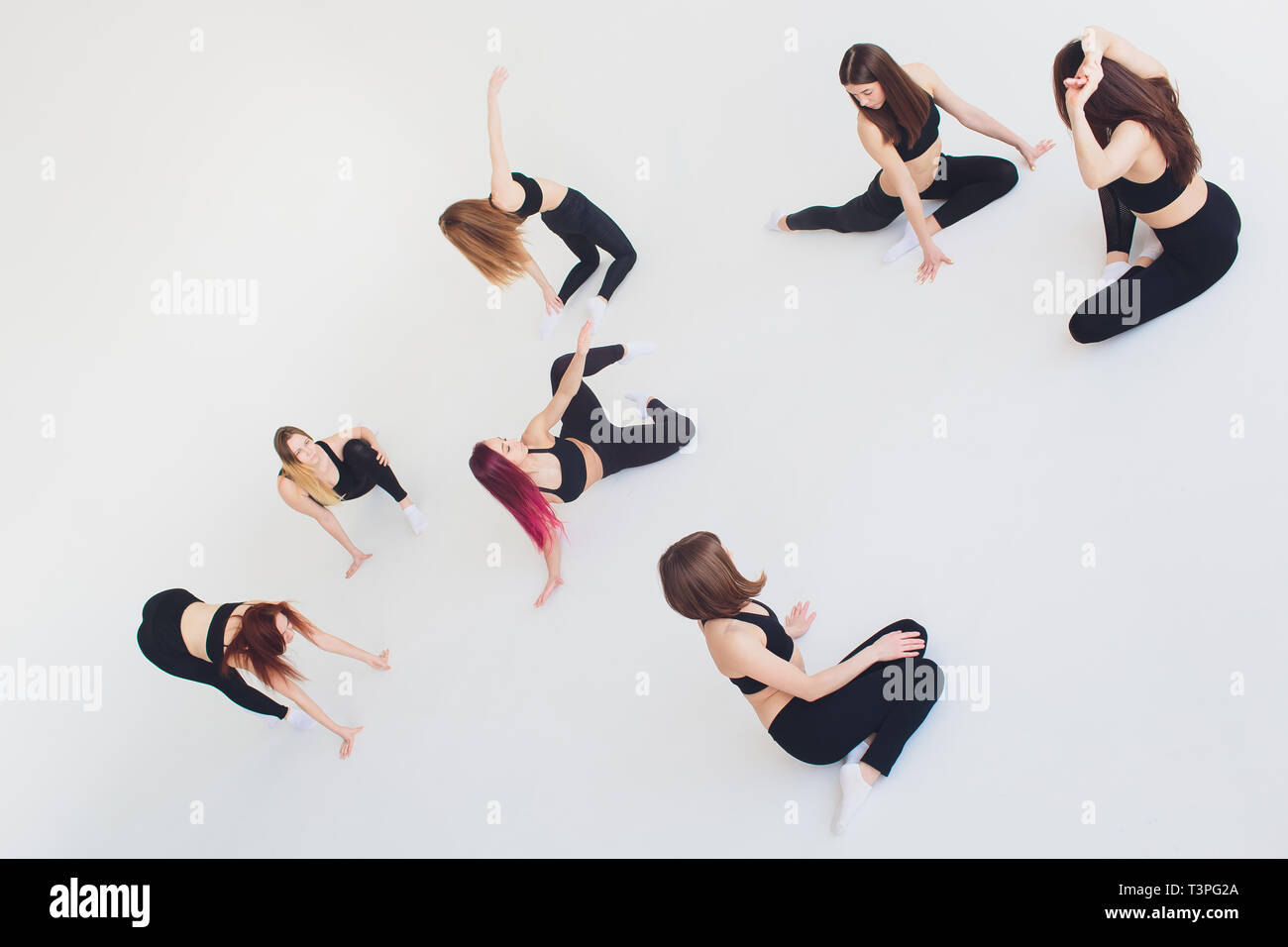 Fitness, Stretching Praxis, Gruppe zwei attraktive Glücklich lächelnde passen reife Frauen arbeiten in Sports Club, Gestreckte Flankendehnung Haltung Stockfoto