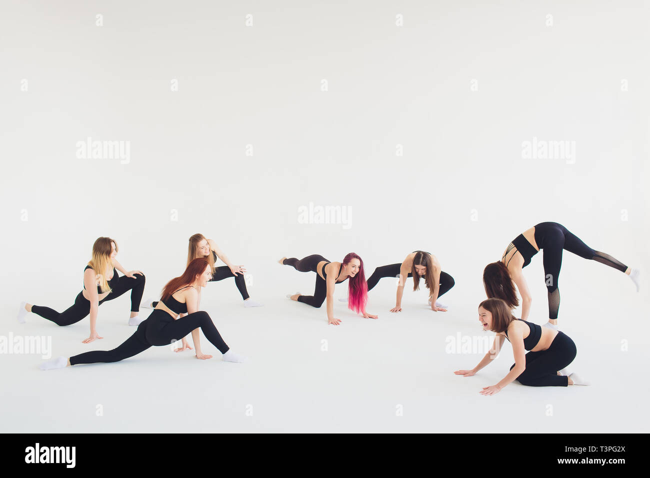 Fitness, Stretching Praxis, Gruppe zwei attraktive Glücklich lächelnde passen reife Frauen arbeiten in Sports Club, Gestreckte Flankendehnung Haltung Stockfoto