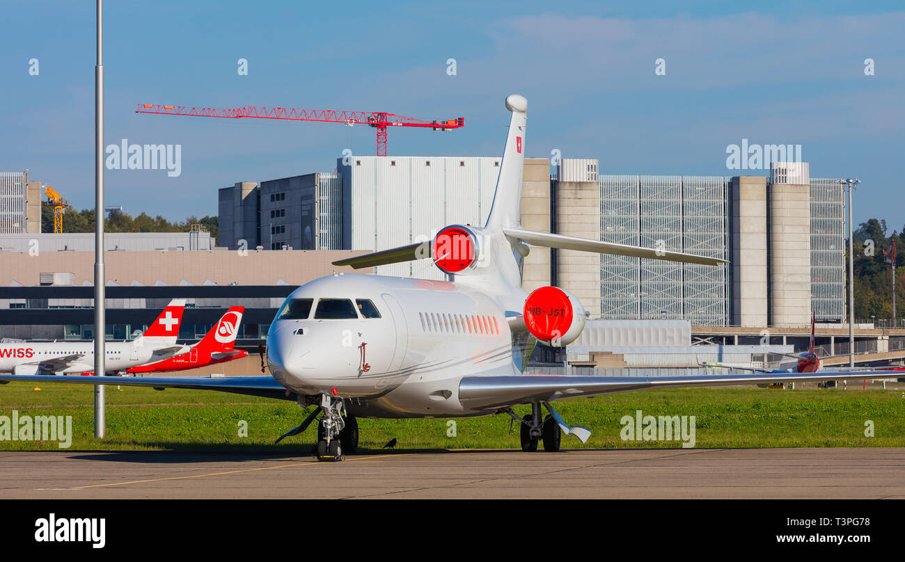 Kloten, Schweiz - 29. September 2016: Dassault Falcon 7X Flugzeug am Flughafen Zürich. Die Dassault Falcon 7X ist eine große Kabine Business Jet manufa Stockfoto