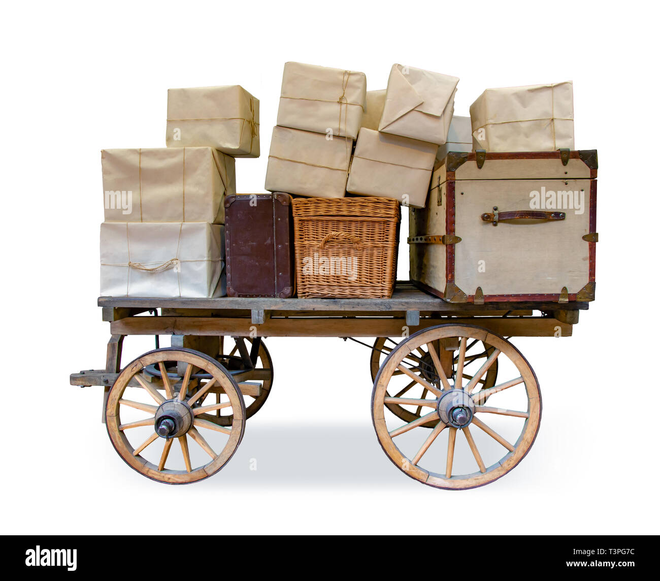 Die historische Post Schlitten voller Versand, auf weißem Hintergrund. Viele Kartons mit Koffer und Brust auf alte e-cart. Stockfoto