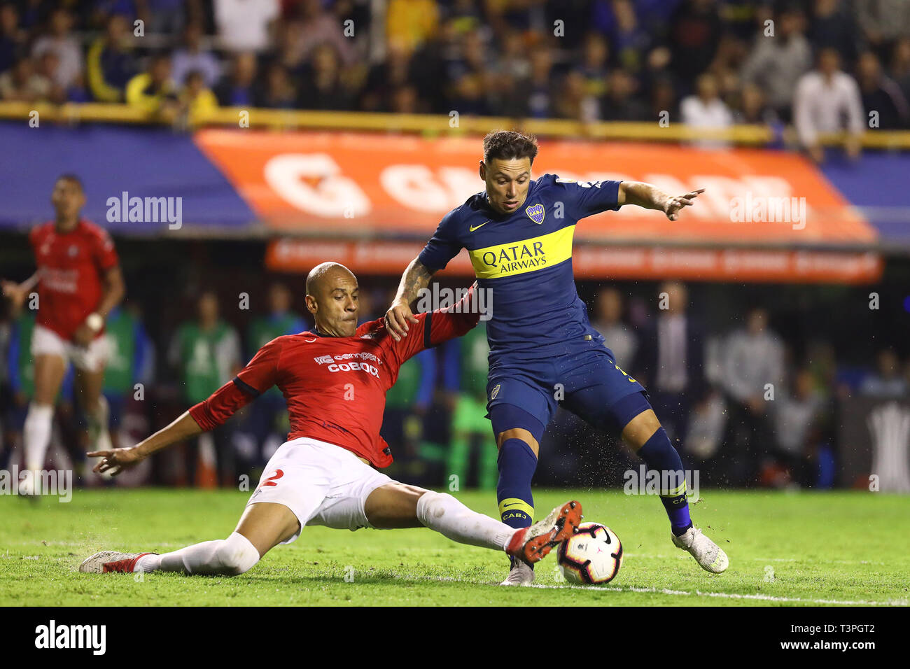 Buenos Aires, Argentinien - 10. April 2019: Mauro Zarate (Boca Juniors) vorbei an der Wilstermann Verteidigung in der Bombonera in Buenos Aires, Argentinien Stockfoto