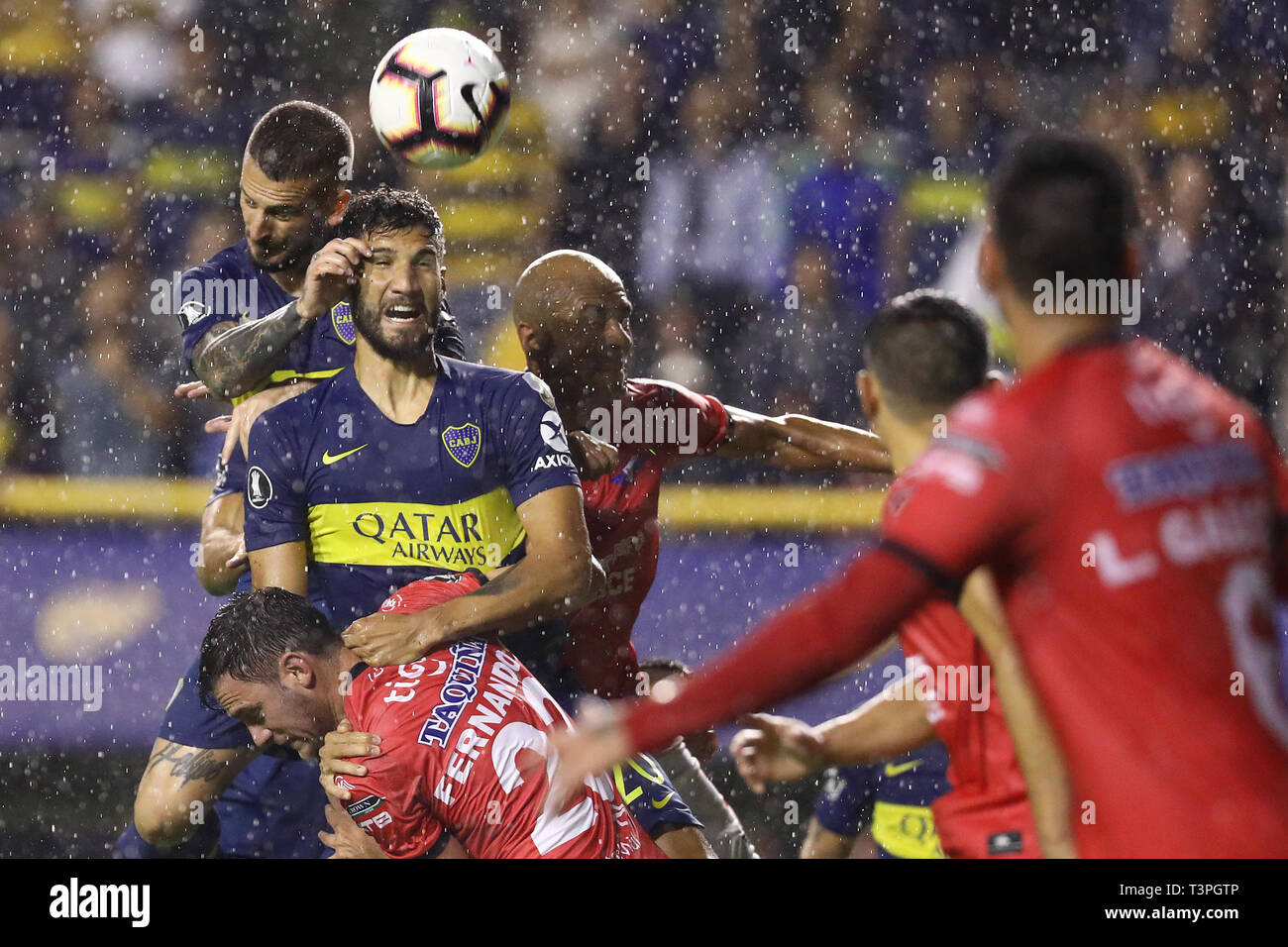 Buenos Aires, Argentinien - 10. April 2019: Dario Benedetto (Boca Juniors) springt für den Ball in der Bombonera in Buenos Aires, Argentinien Stockfoto