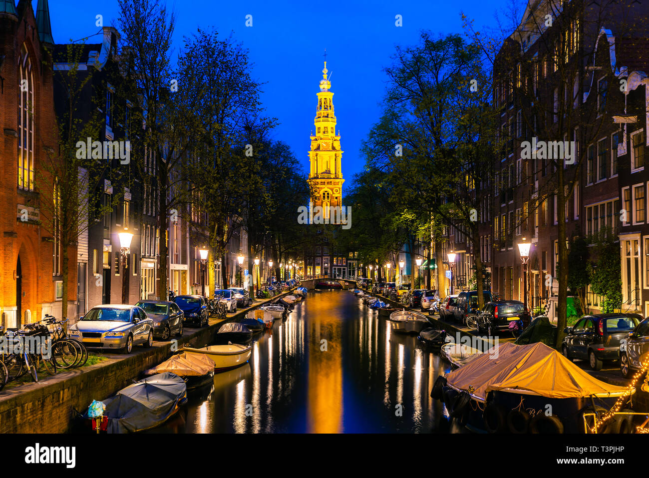 Amsterdam Zuiderkerk Kirchturm am Ende eines Kanals in Amsterdam, Niederlande in der Nacht. Stockfoto