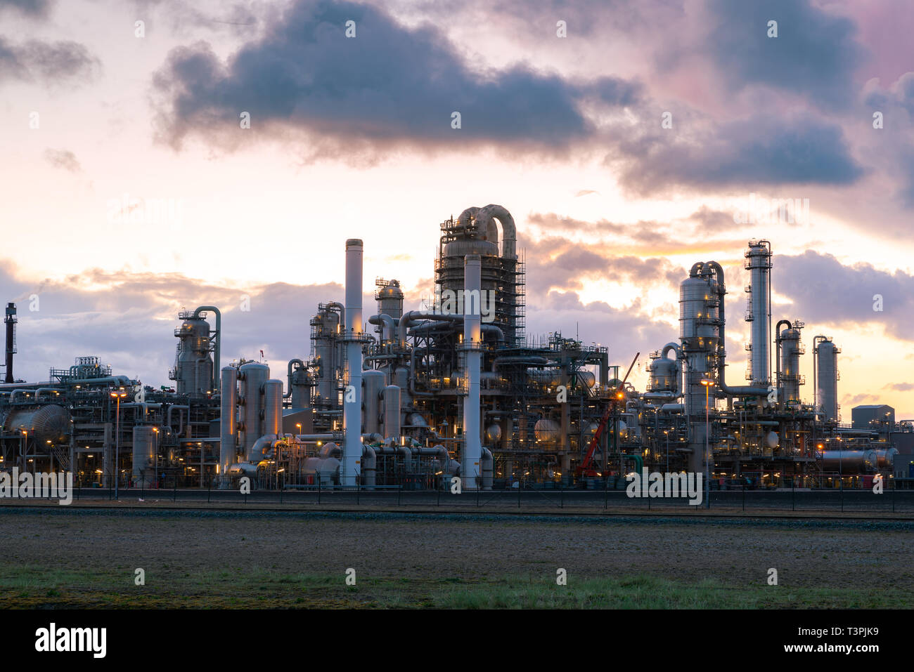 Öl und Gas Raffinerie Werk bzw. petrochemischen Industrie am himmel sonnenuntergang Hintergrund, Gas Storage Bereich Tank und Destillation in der Petroleum Industrie Stockfoto