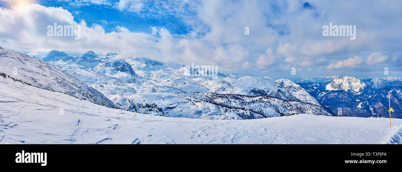 Die niedrige Wolken bewegen sich um den felsigen Gipfeln der Alpen, Dachstein Salzkammergut, Österreich. Stockfoto
