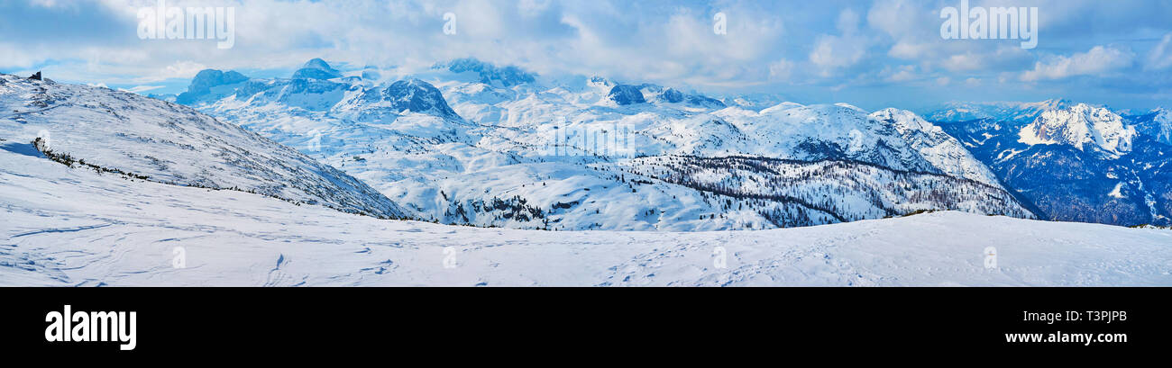 Die winterlandschaft von Dachstein Alpen, bedeckt mit reinen, weißen Schnee und von Fluffy Clouds, Salzkammergut, Österreich umgeben ist. Stockfoto