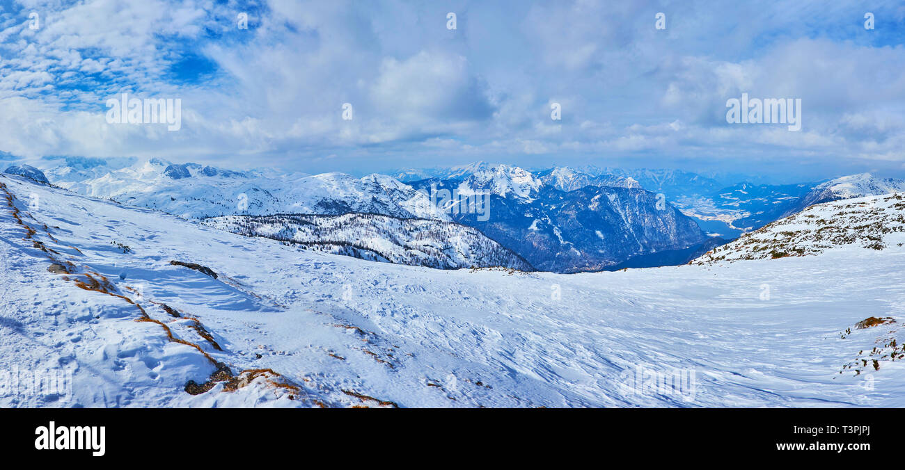 Sehen Sie sich die Landschaft der Alpen mit Dachstein Die verschneite Piste der Krippenstein im Vordergrund, Salzkammergut, Österreich. Stockfoto